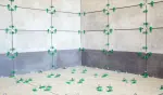 Plytelių išlyginimo sistema Marten vonios kambaryje